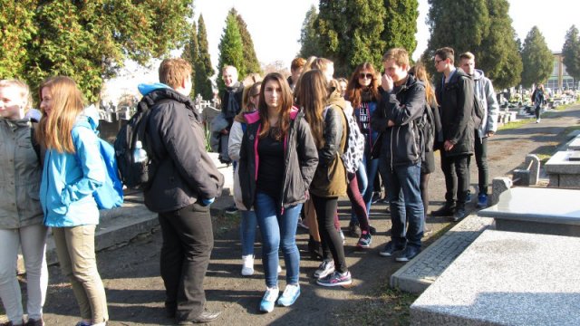 Umarłych wieczność dotąd trwa, dokąd pamięcią im się płaci…